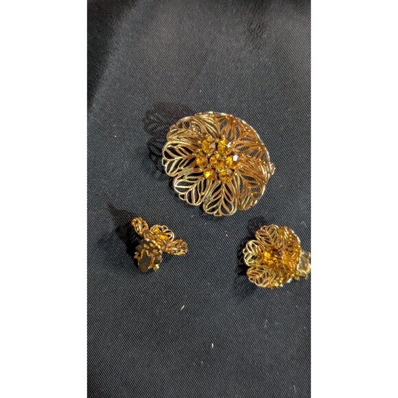 Vintage brooch clip on earrings, gold tone faux amber rhinestones filigree - Picture 7 of 8